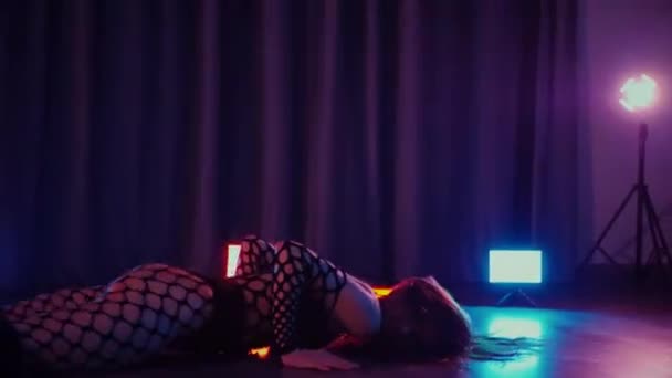 춤추는 섹시한 소녀는 어두운 홀에서 에로틱하게 테크닉 하이힐 스트립 매혹적인 — 비디오