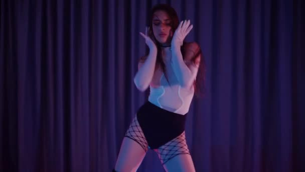 Сексуальна Жінка Танцює Високих Підборах Повільна Стрілянина Танцівниця Танцює Еротично — стокове відео