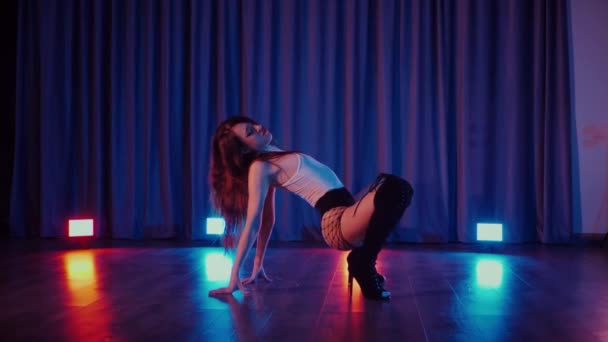 Seksowna Kobieta Tańcząca Wysokich Obcasach Strzelanie Zwolnionym Tempie Tancerka Tańczy — Wideo stockowe
