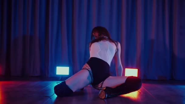 Mujer Sexy Bailando Con Tacones Altos Disparo Cámara Lenta Una — Vídeo de stock