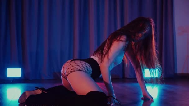 Sexig Kvinna Dansar Högklackat Slow Motion Skjutning Dansarflicka Dansar Erotiskt — Stockvideo
