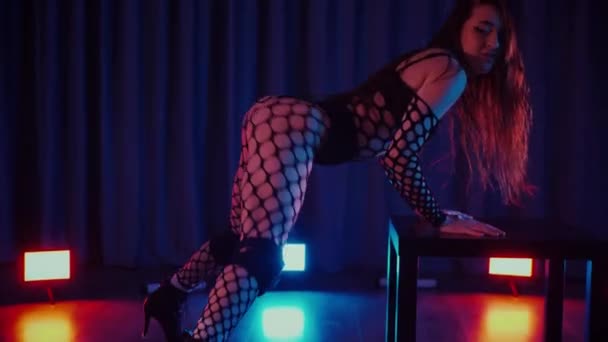 Mujer Sexy Bailando Twerk Una Bailarina Baila Eróticamente Salón Oscuro — Vídeos de Stock