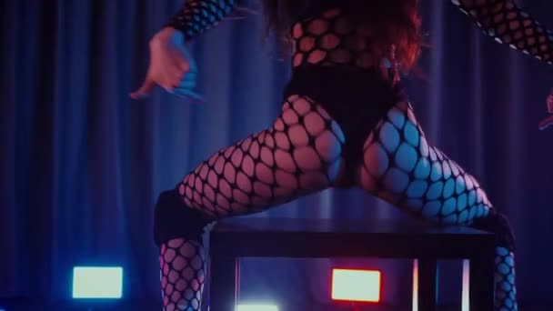 Sexy Vrouw Dansend Twerk Een Danseres Danst Erotisch Een Donkere — Stockvideo