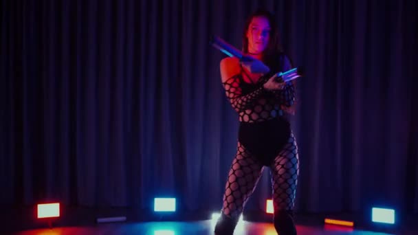 Сексуальна Жінка Танцює Twerk Ліхтариками Руках Танцівниця Танцює Еротично Темній — стокове відео