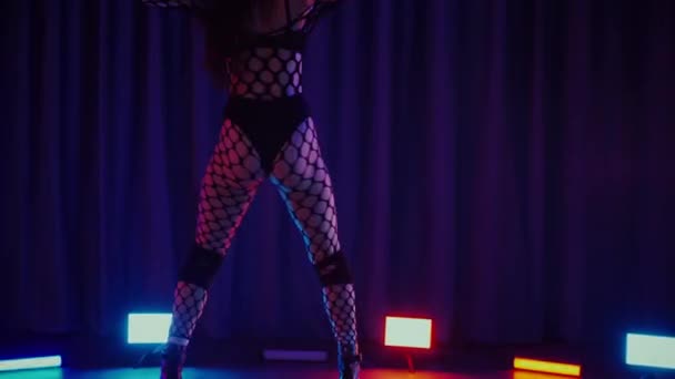 Mujer Sexy Bailando Twerk Con Linternas Las Manos Una Bailarina — Vídeo de stock