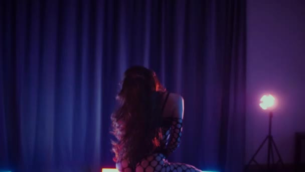 Сексуальна Жінка Танцює Twerk Ліхтариками Руках Танцівниця Танцює Еротично Темній — стокове відео