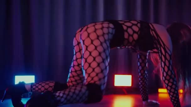 춤추는 섹시한 소녀는 어두운 홀에서 에로틱하게 하이힐 스트립 매혹적인 색깔의 — 비디오