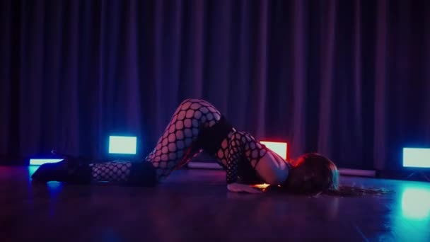 Mulher Sexy Dançando Twerk Uma Dançarina Dança Eroticamente Num Salão — Vídeo de Stock