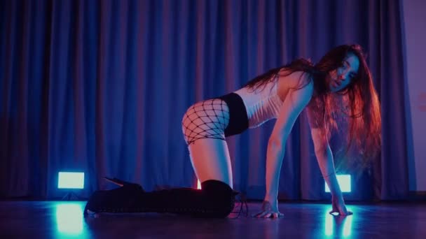 Sexy Žena Tančí Vysokých Podpatcích Zpomalená Střelba Tanečnice Eroticky Tančí — Stock video