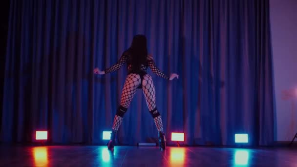 Seksowna Kobieta Tańcząca Twerk Tancerka Tańczy Erotycznie Ciemnej Sali Strzelanie — Wideo stockowe