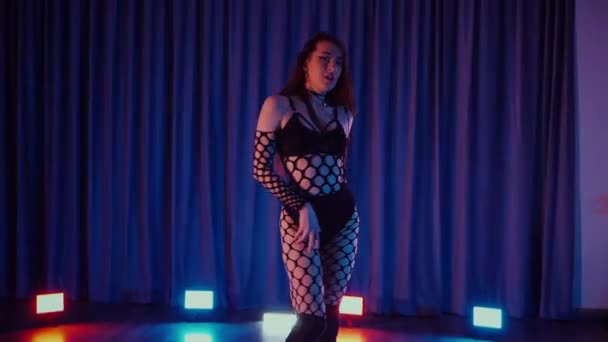 Femme Sexy Dansant Twerk Une Danseuse Danse Érotiquement Dans Une — Video