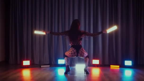 Σέξι Γυναίκα Χορεύει Twerk Φακούς Στα Χέρια Μια Χορεύτρια Χορεύει — Αρχείο Βίντεο