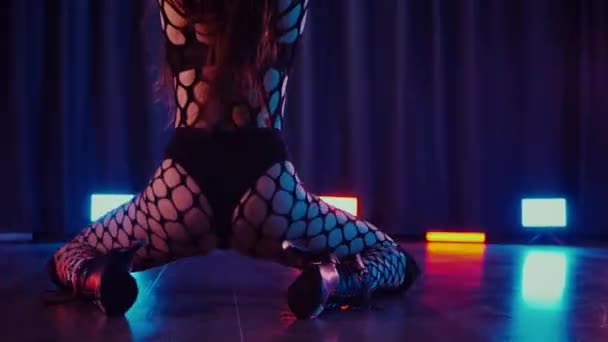 Seksowna Kobieta Tańcząca Twerk Tancerka Tańczy Erotycznie Ciemnej Sali Strzelanie — Wideo stockowe