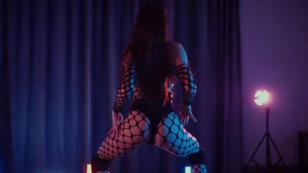 Сексуальна Жінка Танцює Twerk Танцівниця Танцює Еротично Темній Залі Повільна — стокове відео
