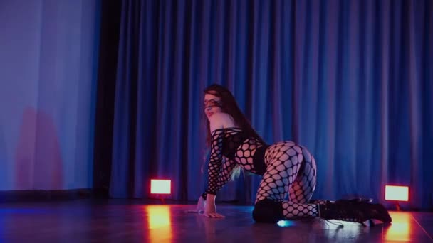 Сексуальная Женщина Танцует Тверк Танцовщица Танцует Эротически Тёмном Зале Медленная — стоковое видео