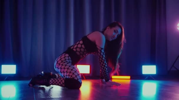 Sexet Kvinde Danser Twerk Dansepige Danser Erotisk Mørk Sal Langsom – Stock-video