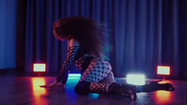Сексуальная Женщина Танцует Тверк Танцовщица Танцует Эротически Тёмном Зале Медленная — стоковое видео