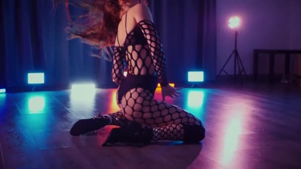 Sexy Frau Tanzt Twerk Ein Tänzermädchen Tanzt Erotisch Einem Dunklen — Stockvideo