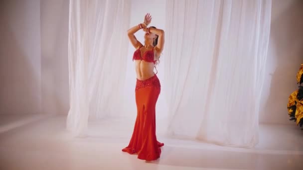 Piękna Dziewczyna Tańczy Orientalny Taniec Brzucha Seksowna Kobieta Czerwonej Bieliźnie — Wideo stockowe