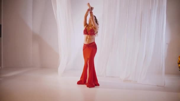 Piękna Dziewczyna Tańczy Orientalny Taniec Brzucha Seksowna Kobieta Czerwonej Bieliźnie — Wideo stockowe