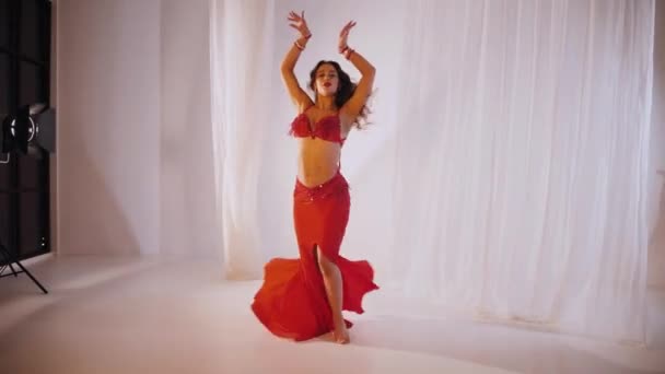 Belle Fille Danse Orientale Danse Ventre Femme Sexy Lingerie Rouge — Video