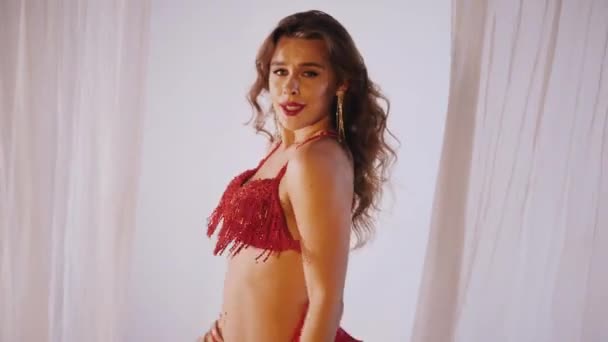 Krásná Dívka Tančí Orientální Břišní Tanec Sexy Žena Červeném Prádle — Stock video