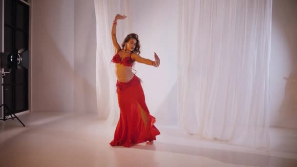 Красивая Девушка Танцует Восточный Танец Живота Медленное Движение Сексуальная Женщина — стоковое видео