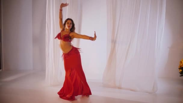 Красивая Девушка Танцует Восточный Танец Живота Медленное Движение Сексуальная Женщина — стоковое видео