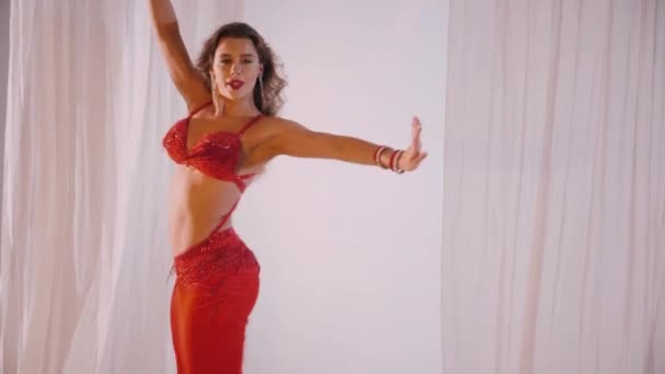 Όμορφη Κοπέλα Χορεύει Ανατολίτικο Χορό Της Κοιλιάς Αργή Κίνηση Σέξι — Αρχείο Βίντεο
