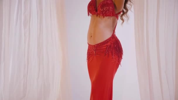 Schöne Mädchen Tanzt Orientalischen Bauchtanz Zeitlupe Sexy Frau Roten Dessous — Stockvideo