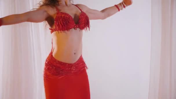 Vacker Flicka Dansar Orientalisk Magdans Sakta Backarna Sexig Kvinna Röda — Stockvideo