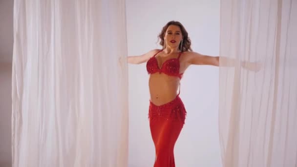 Krásná Dívka Tančí Orientální Břišní Tanec Zpomal Sexy Žena Červeném — Stock video
