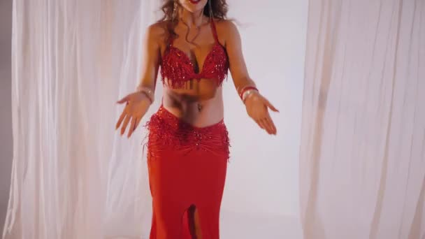 Menina Bonita Dança Dança Dança Ventre Oriental Movimento Lento Mulher — Vídeo de Stock