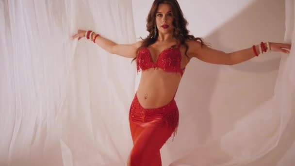 Schöne Mädchen Tanzt Orientalischen Bauchtanz Zeitlupe Sexy Frau Roten Dessous — Stockvideo