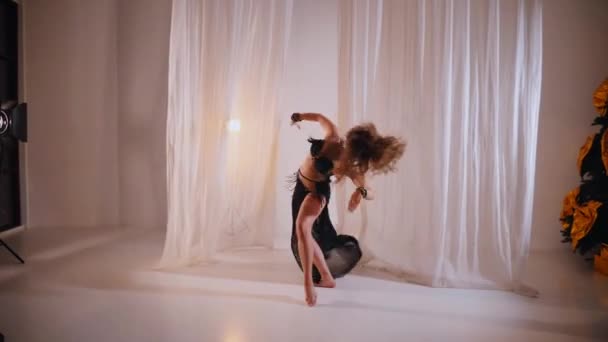 Piękna Dziewczyna Tańczy Orientalny Taniec Brzucha Seksowna Kobieta Czarnej Bieliźnie — Wideo stockowe