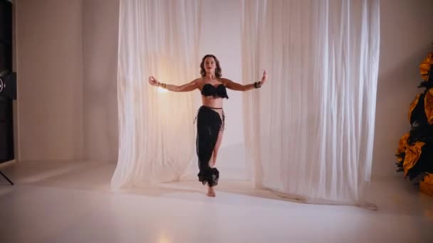 Красива Дівчина Танцює Східний Танець Живота Сексуальна Жінка Чорній Білизні — стокове відео