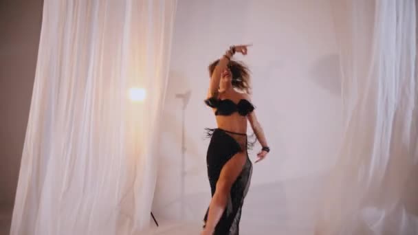Mooi Meisje Danst Een Oosterse Buikdans Een Sexy Vrouw Zwarte — Stockvideo