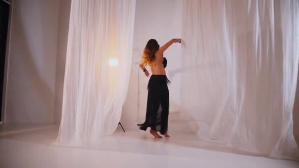 Schöne Mädchen Tanzt Einen Orientalischen Bauchtanz Eine Sexy Frau Schwarzen — Stockvideo