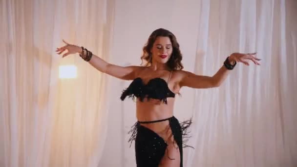 Menina Bonita Dança Uma Dança Ventre Oriental Uma Mulher Sexy — Vídeo de Stock