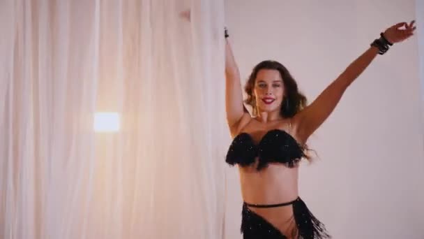 Güzel Kız Oryantal Göbek Dansı Yapıyor Siyah Çamaşırlı Seksi Bir — Stok video
