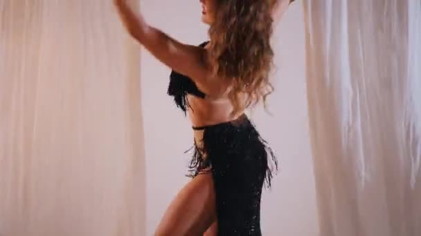 Piękna Dziewczyna Tańczy Orientalny Taniec Brzucha Seksowna Kobieta Czarnej Bieliźnie — Wideo stockowe