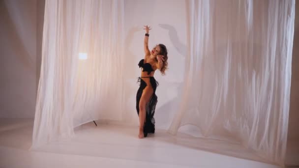 Güzel Kız Oryantal Göbek Dansı Yapıyor Siyah Göbek Dansı Kostümlü — Stok video