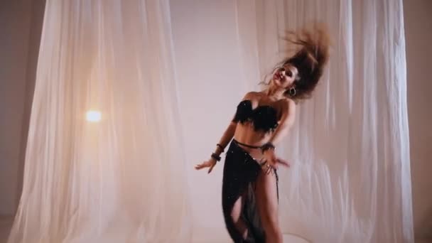 Vacker Flicka Dansar Orientalisk Magdans Kvinnan Svart Magdansdräkt Som Poserar — Stockvideo