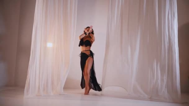 Schöne Mädchen Tanzt Einen Orientalischen Bauchtanz Frau Schwarzen Bauchtanzkostüm Posiert — Stockvideo