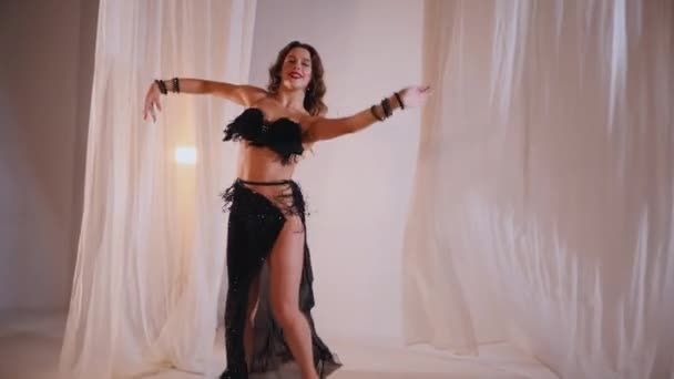 Krásná Dívka Tančí Orientální Břišní Tanec Žena Černém Kostýmu Břišního — Stock video