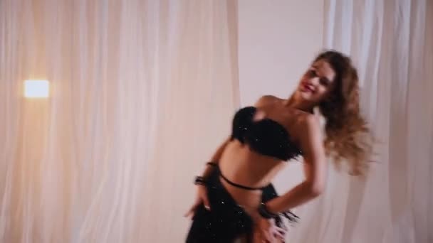 Güzel Kız Oryantal Göbek Dansı Yapıyor Siyah Göbek Dansı Kostümlü — Stok video