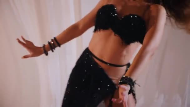 Piękna Dziewczyna Tańczy Orientalny Taniec Brzucha Kobieta Czarnym Kostiumie Tańca — Wideo stockowe