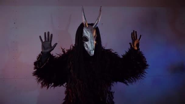 Дьявольское Чудовище Танцует Мистический Человек Страшной Маске Темной Студии Мужчина — стоковое видео