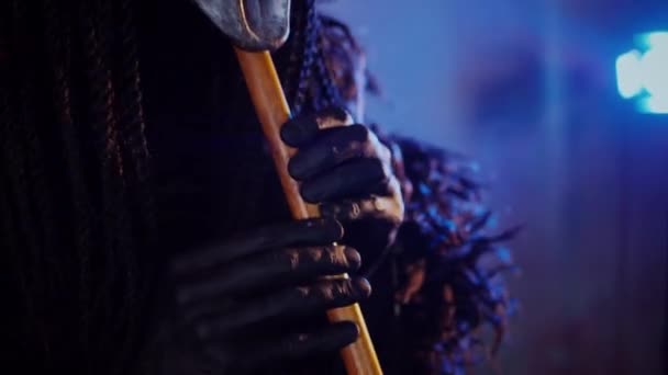 Дьявольское Чудовище Играет Флейте Мистический Человек Страшной Маске Темной Студии — стоковое видео