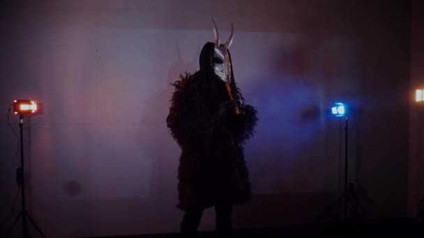Djävulsmonstret Spelar Flöjt Mystisk Man Läskig Mask Mörk Studio Mannen — Stockvideo
